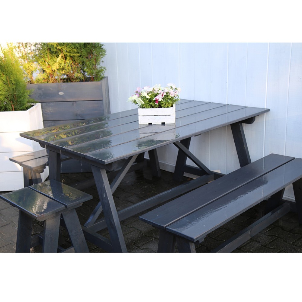 Tavolo da giardino ambientato - Set per giardino e terrazzo Tavolo + 2 Panche Ale in legno color grigio antracite.