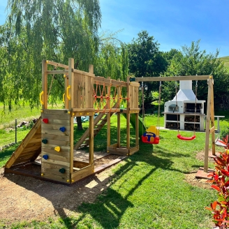 Parco giochi in legno  Fungoo Maxi Exposure con scivolo, altalene, ponte e arrampicata