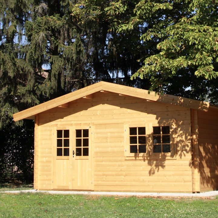 Casa in legno Tamara 550x550 cm, 3 vani con portico 45 mm