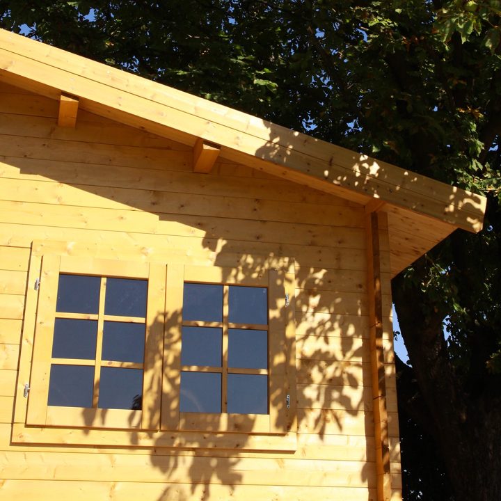 Casa in legno Frida 600x600 cm, 4 vani con portico, spessore 45 mm