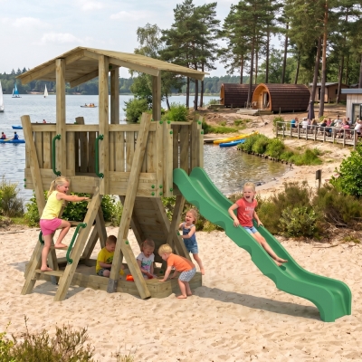 Parco Giochi in Legno FunForte 3 per Uso Pubblico con Tetto, Scivolo HDPE, Parete d’Arrampicata e Sabbiera