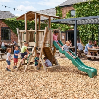 Parco Giochi in Legno FunForte 3 per Uso Pubblico con Tetto, Scivolo HDPE, Parete d’Arrampicata e Sabbiera