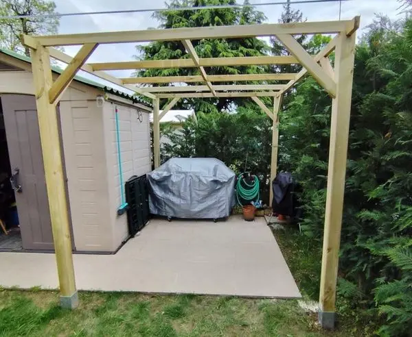 Una pergola sopra un barbecue