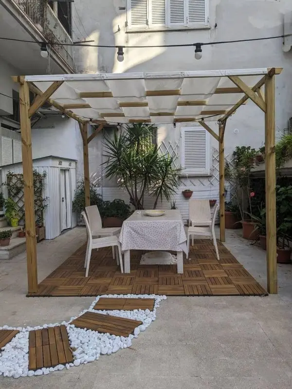 Una pergola con la tenda sopra il terrazzo
