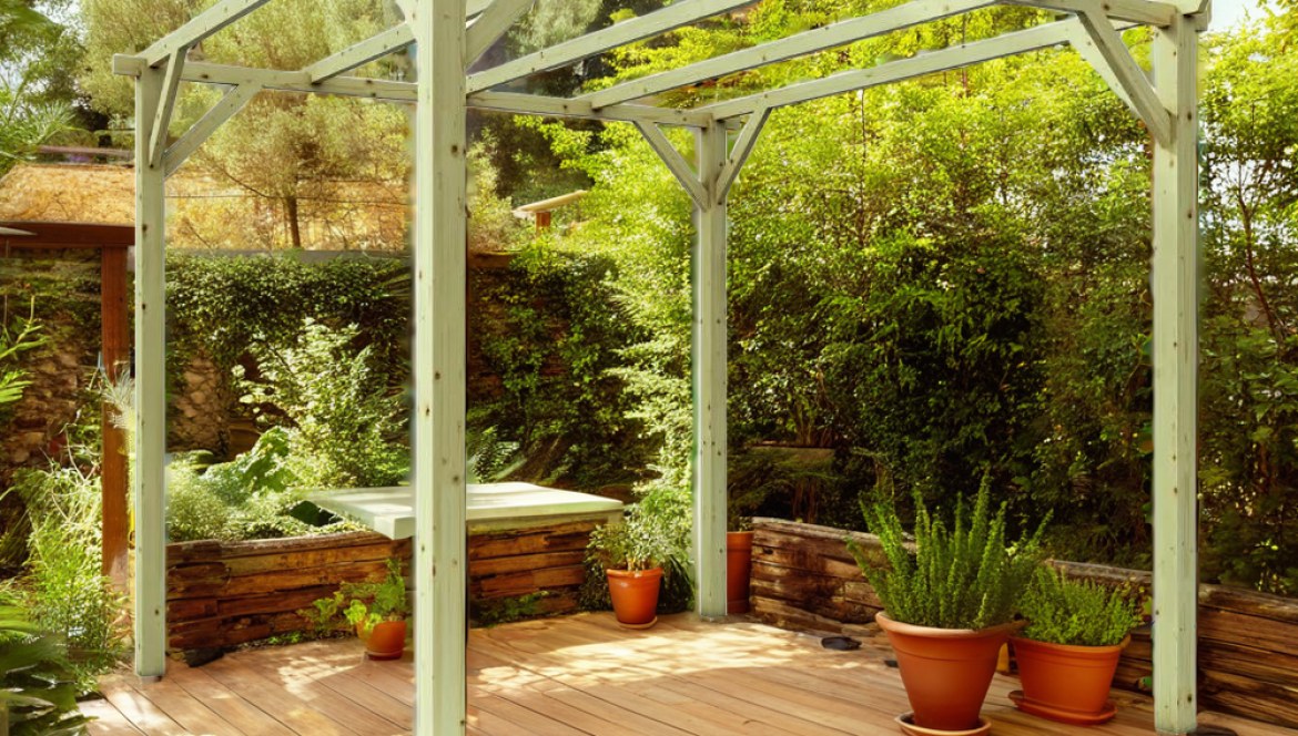 Arredare il giardino in autunno: proteggere il legno