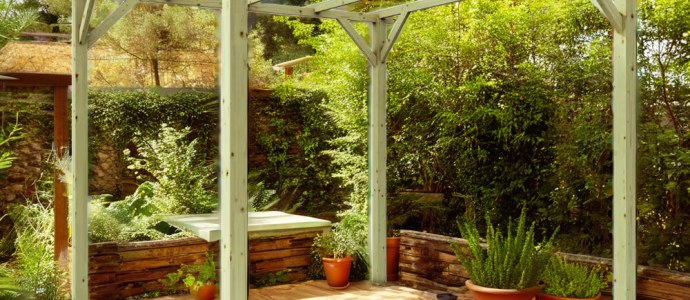 Arredare il giardino in autunno: proteggere il legno